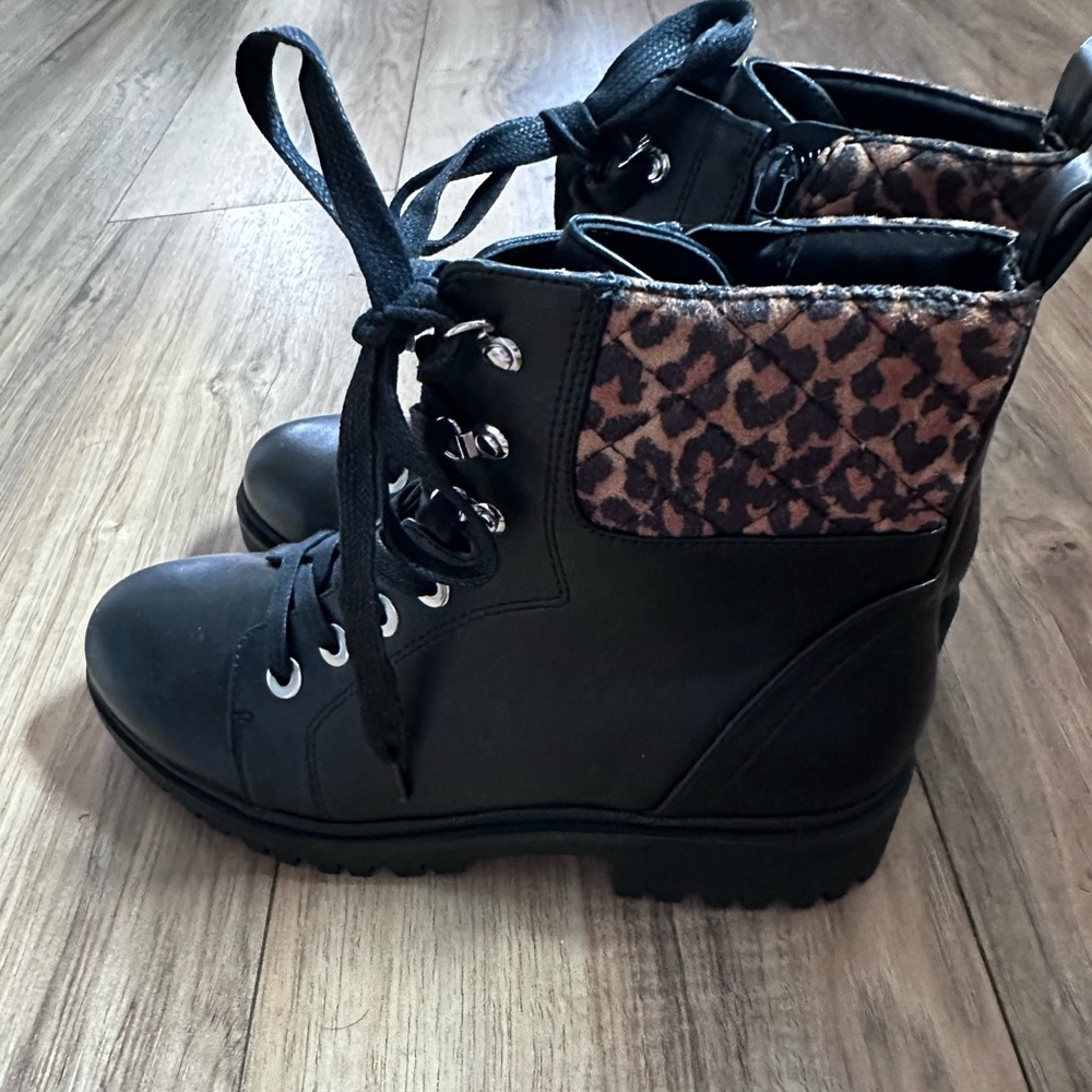 Nine West Wylie Women's Combat Boots size 7 brand new zip up
On side